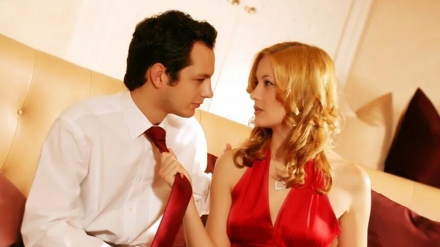 Соблазнила меня. Красивые ножки соблазняют мужчин. Мужчина скромен с девушкой. Флирт в офисе. Страсть.