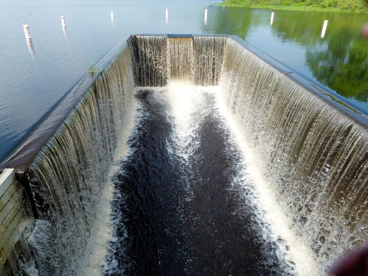 Агломазово плотина. Водосброс Беломорской ГЭС. Водосброс Богучанской ГЭС. Водосброс каскадом. Постоянный поток воды