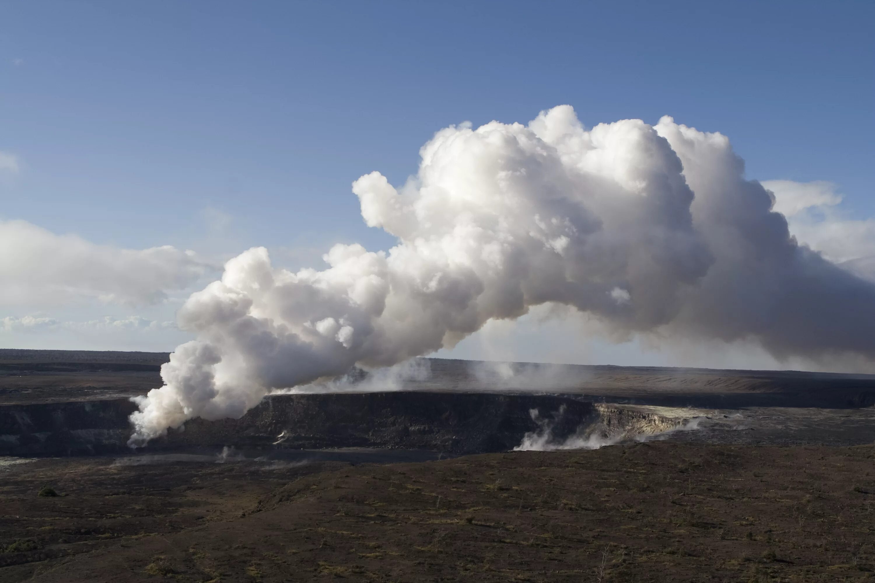 вулкан бардарбунга. извержение вулкана. вулканические выбросы в воду. газовый вулкан. вулкан газ.