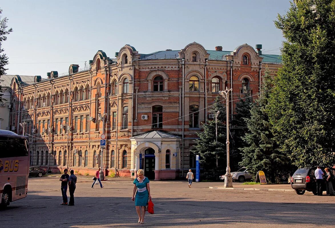 Женская гимназия Брянск. Здание женской гимназии Брянск. Бывшая женская гимназия Брянск. Вокзал орджоникидзе