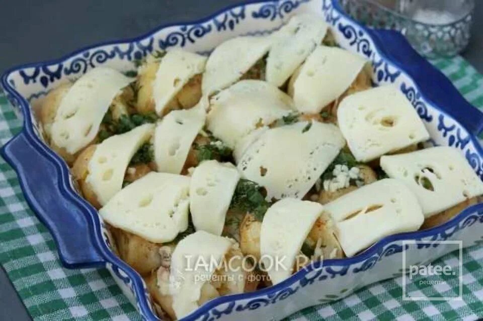 Картофель с сулугуни. Сулугуни с картошкой в духовке. сыр сулугуни пластинами.