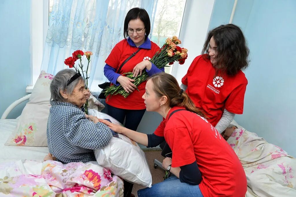 Бескорыстное служение. Волонтеры помогают пожилым людям. Волонтерство для пожилых людей. Волонтеры помогают людям. Волонтеры и пожилые люди.