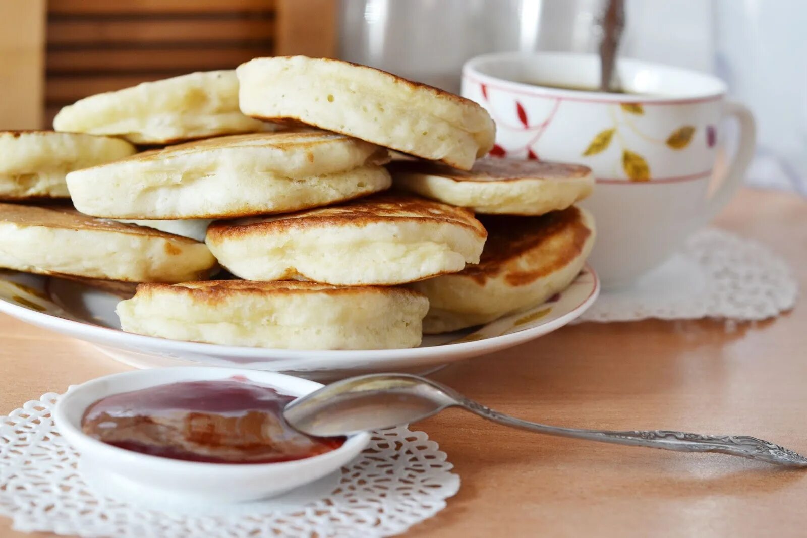 Оладьи быстро и вкусно. Пышные оладьи. Оладьи на кефире. Оладьи на молоке. Оладьи на кефире пышные.