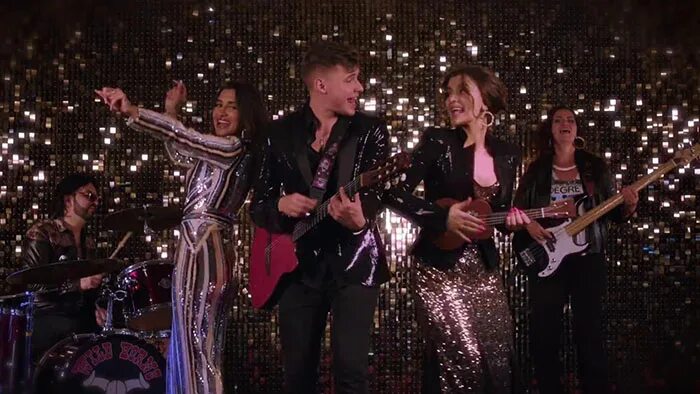 Кристина и ангелина марцинкевич. Сестры марцинкевич и майк. Дочь александр марцинкевич кристина. Сестры марцинкевич и майк. Сестры марцинкевич и майк.