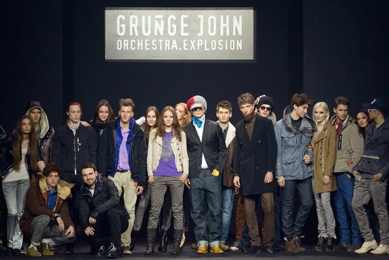 Grunge john orchestra магазин. Гранж магазин. Магазин гранж одежды. Куртка на вешалке. Магазин гранж.