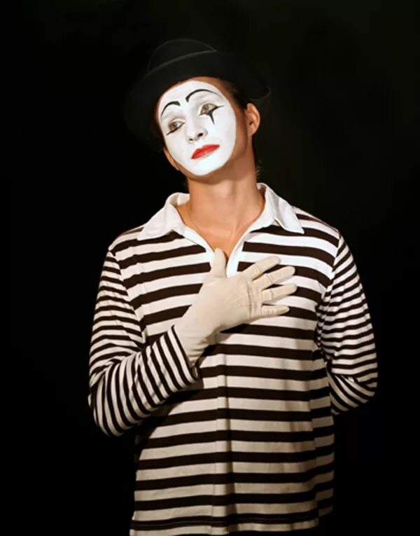 Пантомима действия. Мим актер театра пантомимы. Пантомима Франция театр. Пантомимика клоун. Французский Мим.