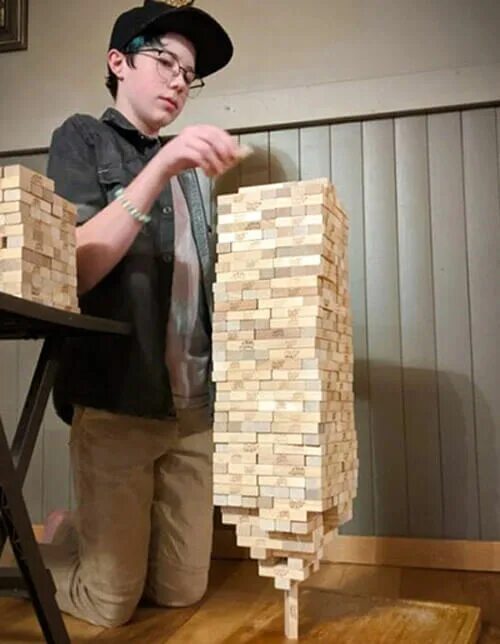 Самые большие рекорды в играх. Jenga giant 3. Рекорд Гиннесса Дженге. Дженга рекорд. Дженга стена игра.