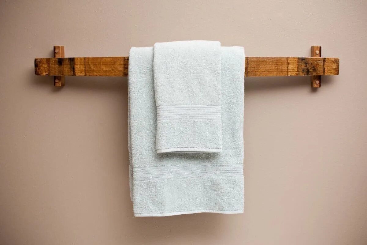Брошенное полотенце. Вешалка для полотенец. Полотенце висит. Полотенцедержатели для ванной комнаты. Полотенце на стене.