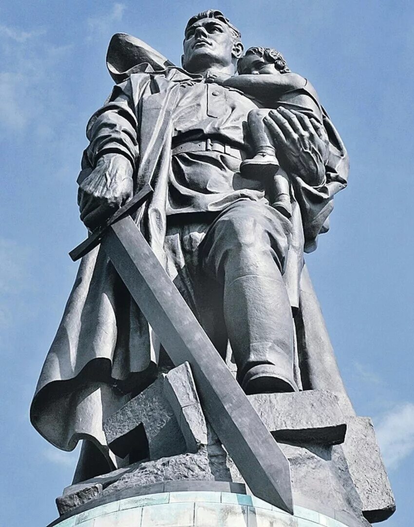 В каком городе воин освободитель установлен. Вучетич. «воин-освободитель». трептов-парк, берлин. «воин-освободитель» в берлине вучетича. памятник вучетича воин-освободитель. воин-освободитель трептов-парк берлин.