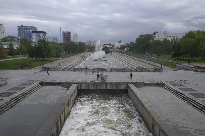 Краснознаменная группа на плотинке. Сцены на плотинке екатеринбург. Екатеринбург проспект ленина плотинка вид сверху. Барельеф на плотинке екатеринбург. Плотинка екатеринбург колесо.