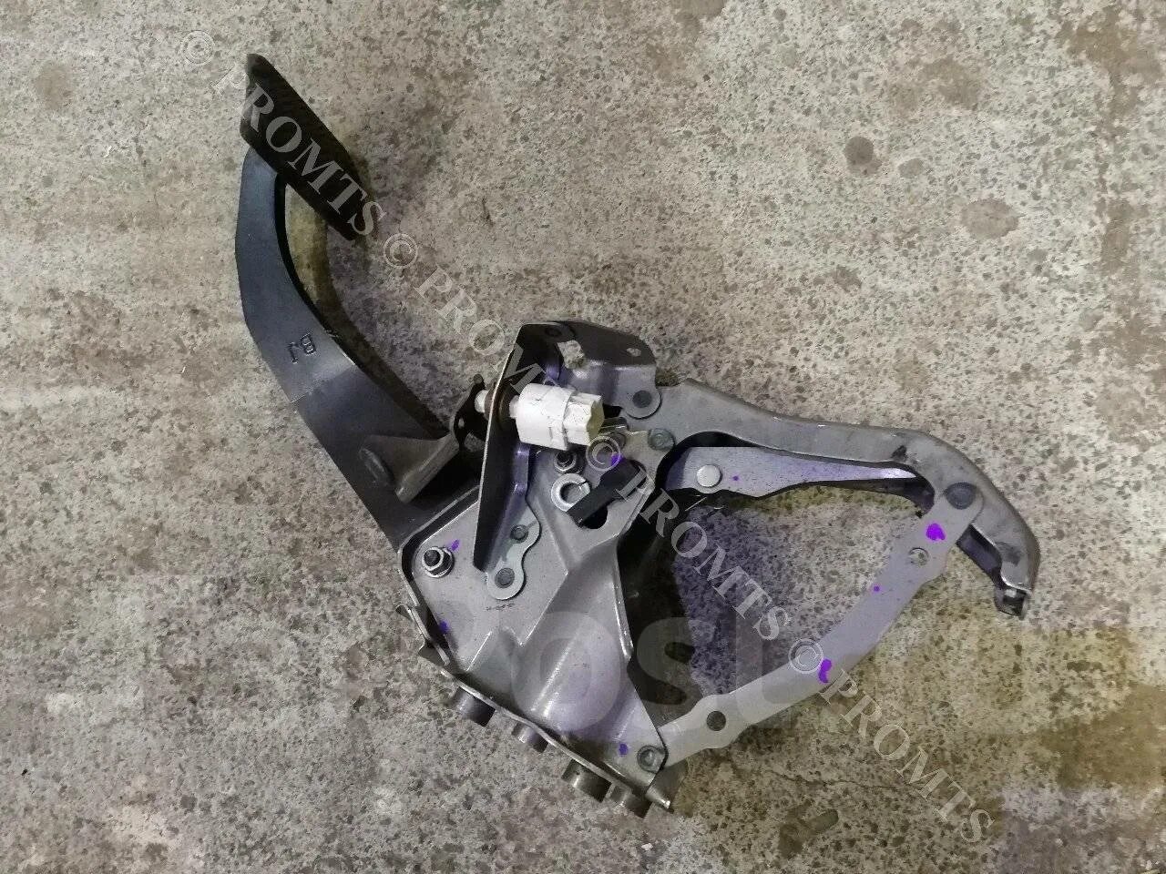 Тормоз на рав 4 тойота педаль. Педали рав 4 2007. Педаль сцепления рав4 2000-2005. Педаль тормоза рав 4. Лягушка тормоза toyota rav 4 xa30.