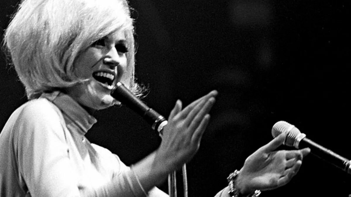 Дасти спрингфилд. Dusty springfield в молодости. дасти спрингфилд в молодости. дасти спрингфилд на сцене.