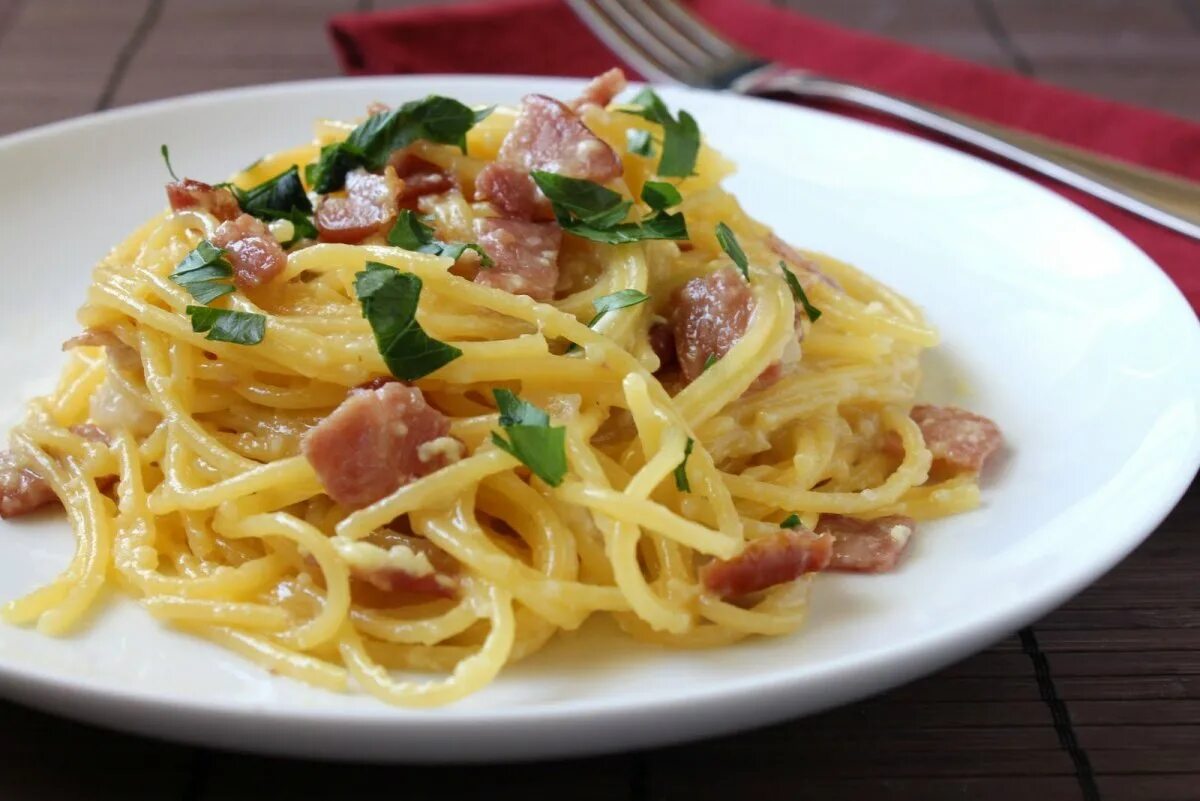 Спагетти карбонара. Pasta карбонара. Макароны с соусом карбонара и беконом. Фетучини карбонара. Паста карбонара без яиц