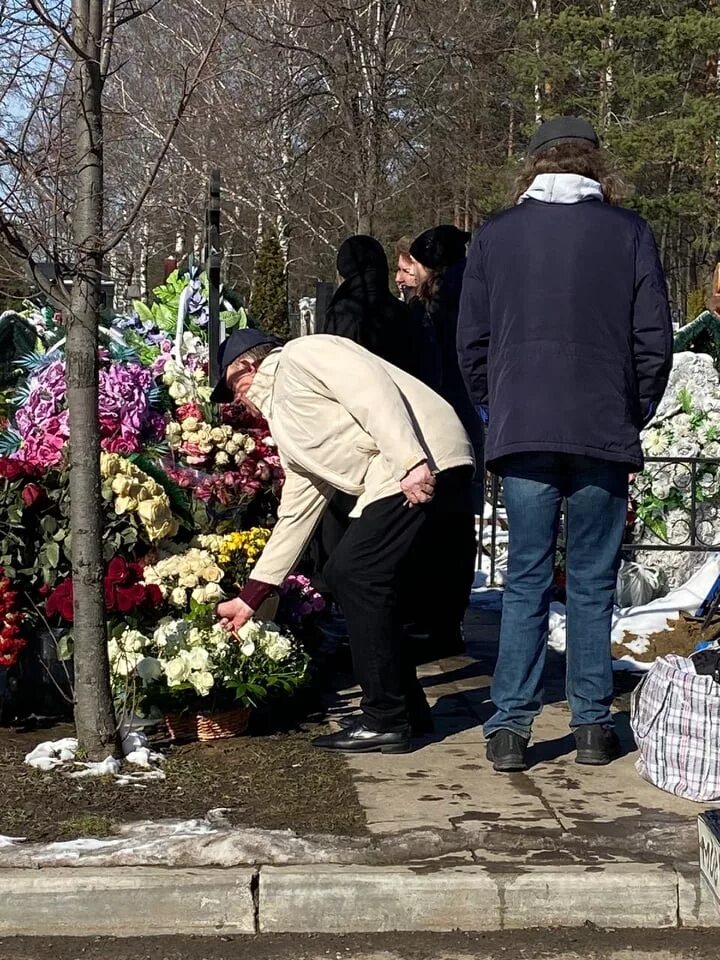 Юлию началову похоронят. Могила Юлии Началовой. Сейчас памятник Юлии Началовой.