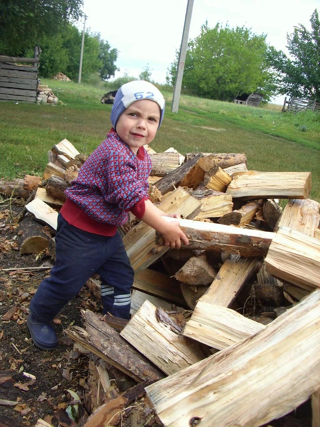 Мальчик с дровами. Фотосессия ребёнка с дровами. Детская фотосессия с дровами. Дети помогают складывать дрова.