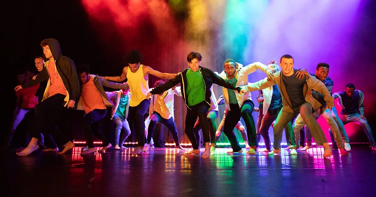 School performances. Performing arts class in us. Экзамены в великобритании. Students. School performances.