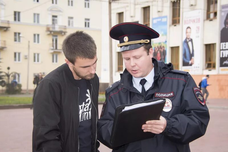 Сотрудник орд. Полиция и граждане. Сотрудник полиции с гражданами. Опрос полиции. Полицейский и гражданин.