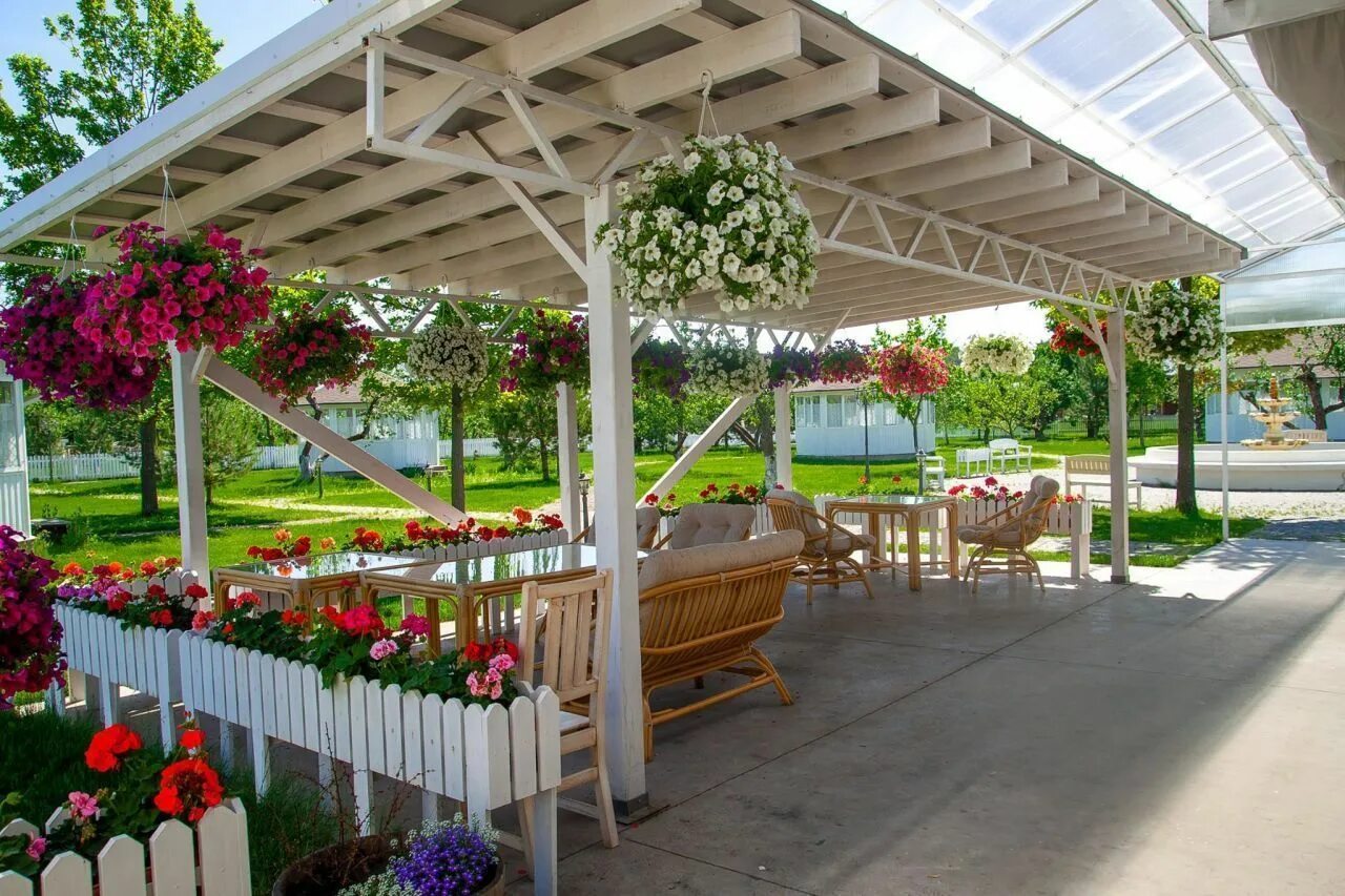 Обед на веранде Дениса Иванова - Picture of Veranda Denisa Ivanova, Novosibirsk 