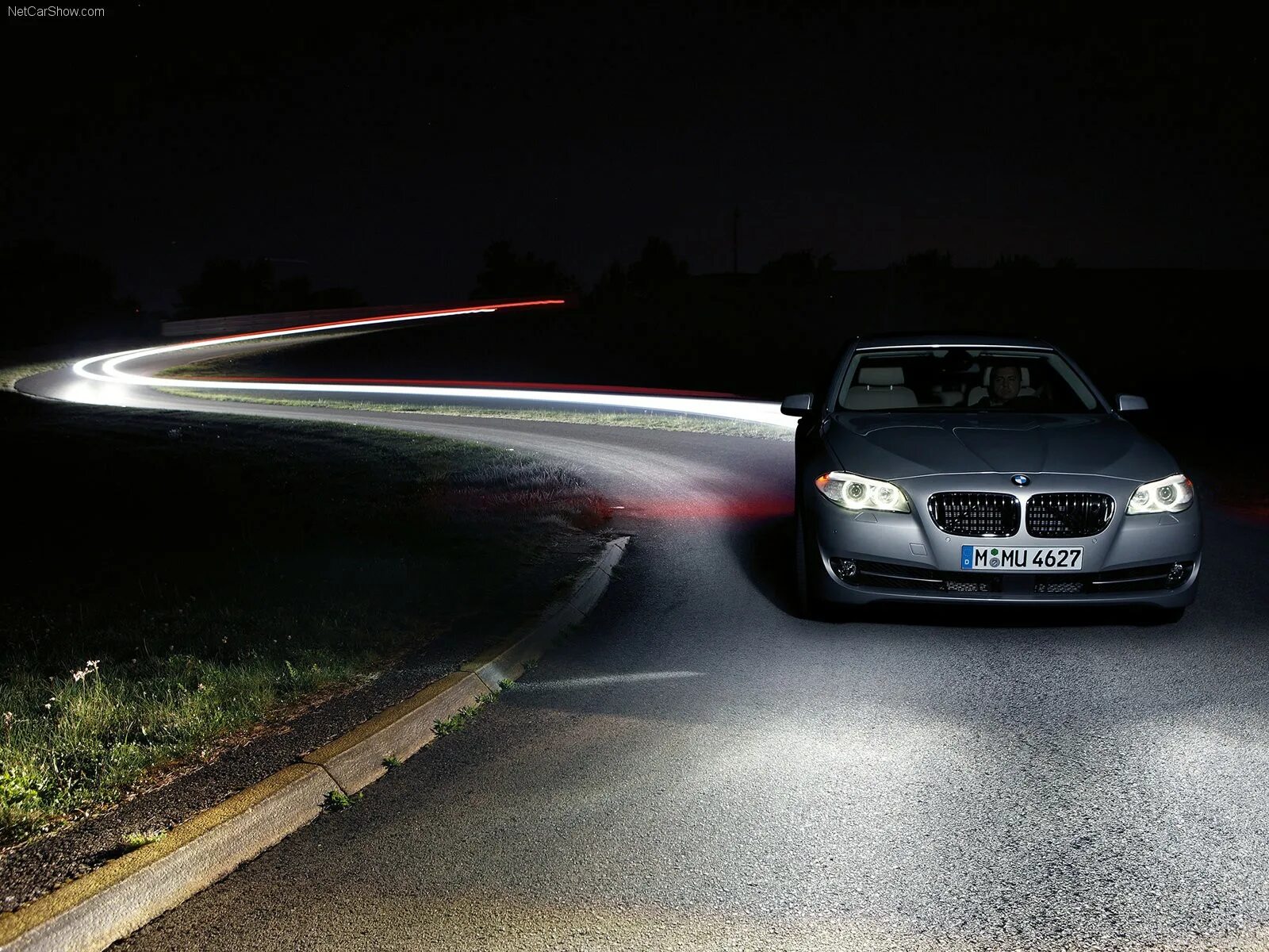 Включи свет дорога. BMW 5 f10. BMW f10 свет фар. BMW f10 в темноте. BMW m5 в темноте.