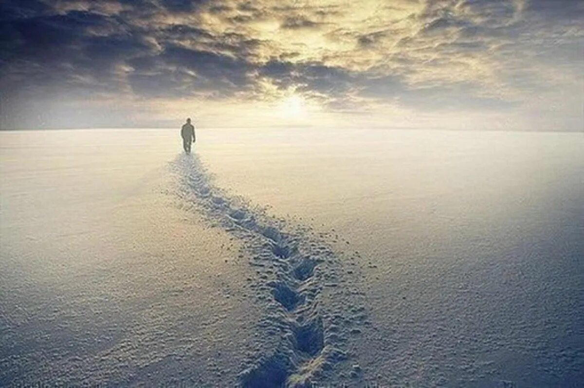 Путь жизни автор. Одинокий путь. Уходит вдаль. Человек уходит в небо. Навстречу судьбе.