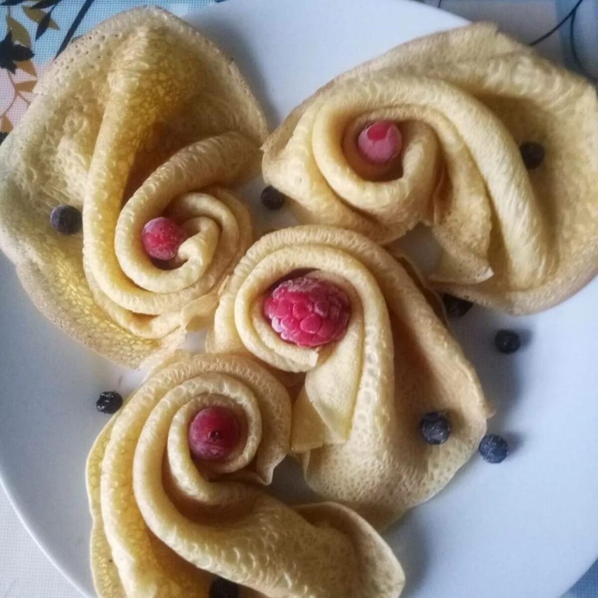 Композиция из блинов. Как оформить блины. Украшения из блинов. Оригинальная подача блино. Украшения из блинов.