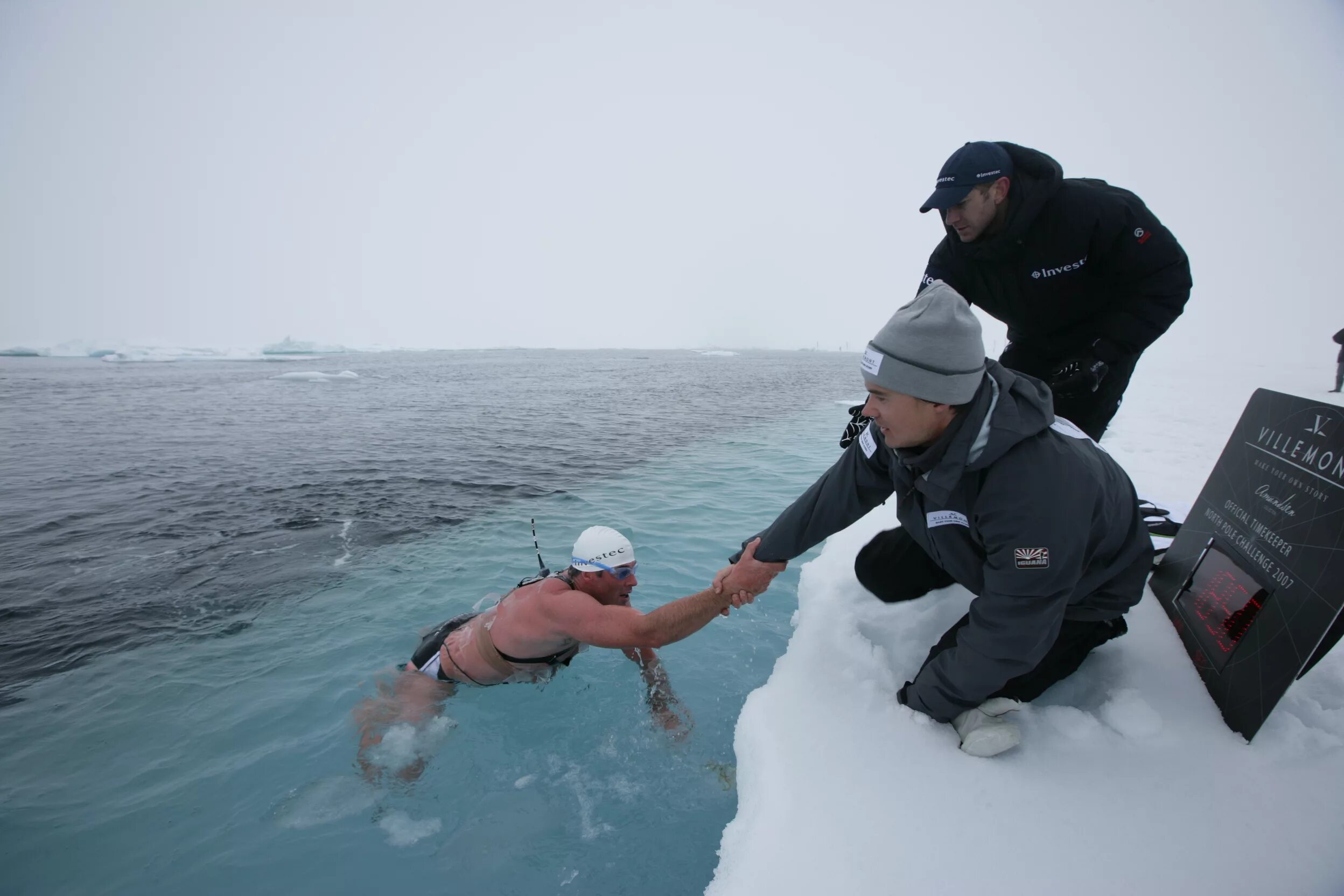 Где в 2007 совершил заплыв льюис пью. Купание в Арктике. Заплыв в ледяной воде. Человек в холодной воде. Купание во льдах.