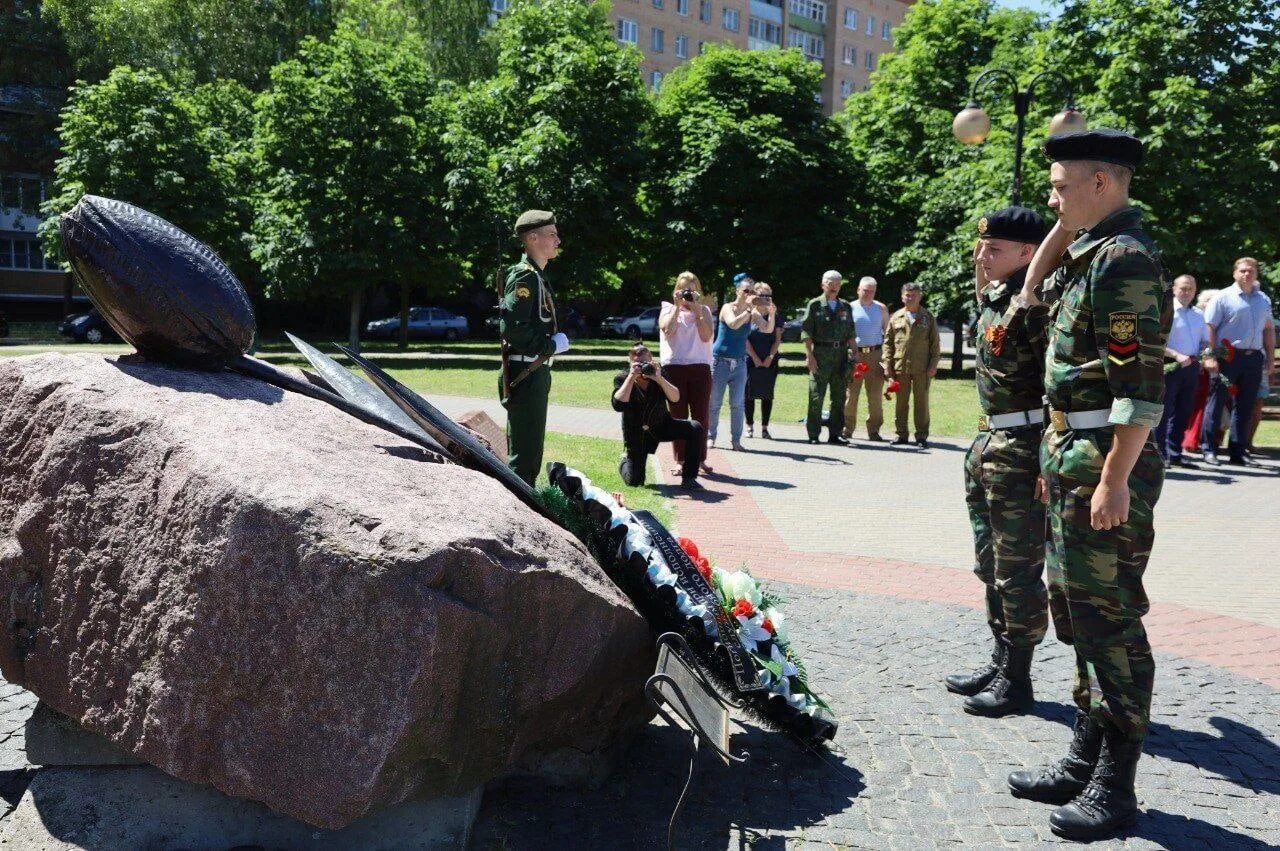 Памятник черный тюльпан в Серпухове. Мемориал черный тюльпан Серпухов. Серпухов возложение. Черный тюльпан серпухов