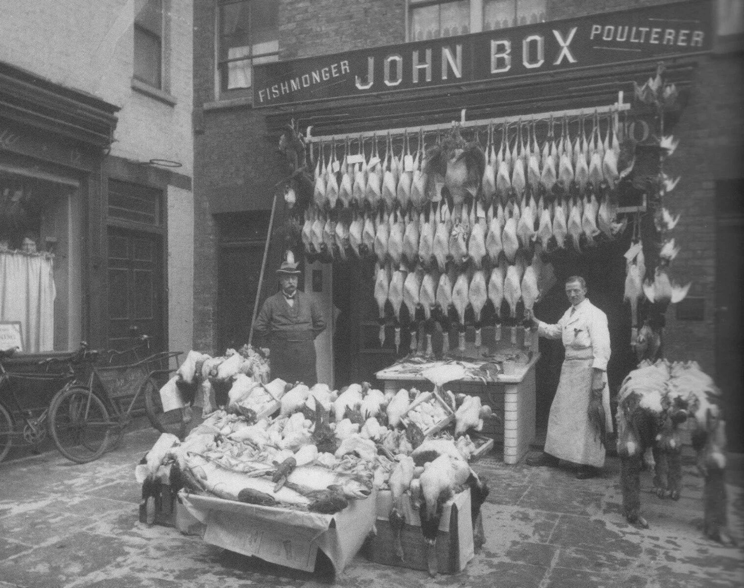 Первые магазины. Витрины в Англии 19 век. Мясная Лавка Лондон 19 век. Витрина магазина 19 века. Старинные витрины магазинов.