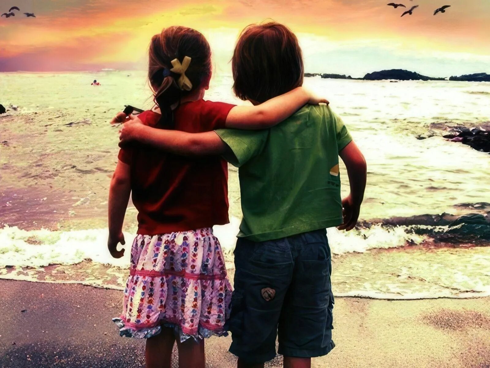 Друзья парни. Люди держатся за руки. Рука в руке дружба. Друзья со спины. Дружба картинки.