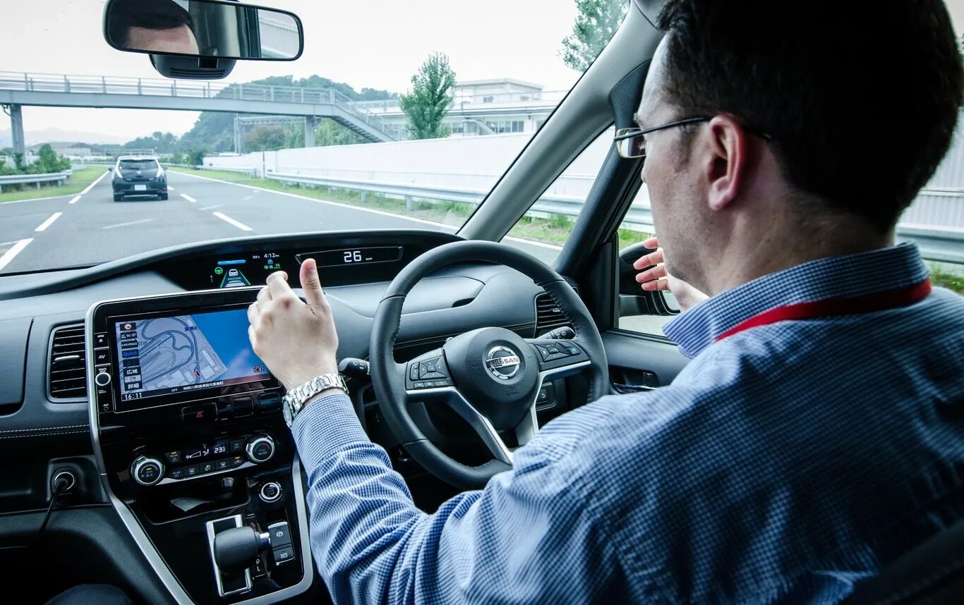 К чему снится управлять машиной. Девушка ведет машину. Учебная машина. Автоледи за рулем. Мужчина за рулем автомобиля.