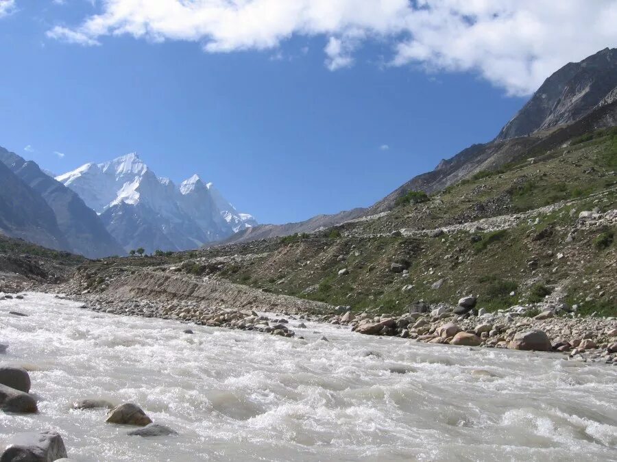 Какие реки берут начало в гималаях. Река Ганга в Гималаях. Гималаи Индия река ганг. Исток реки Ганга в Гималаях. Исток реки ганг.