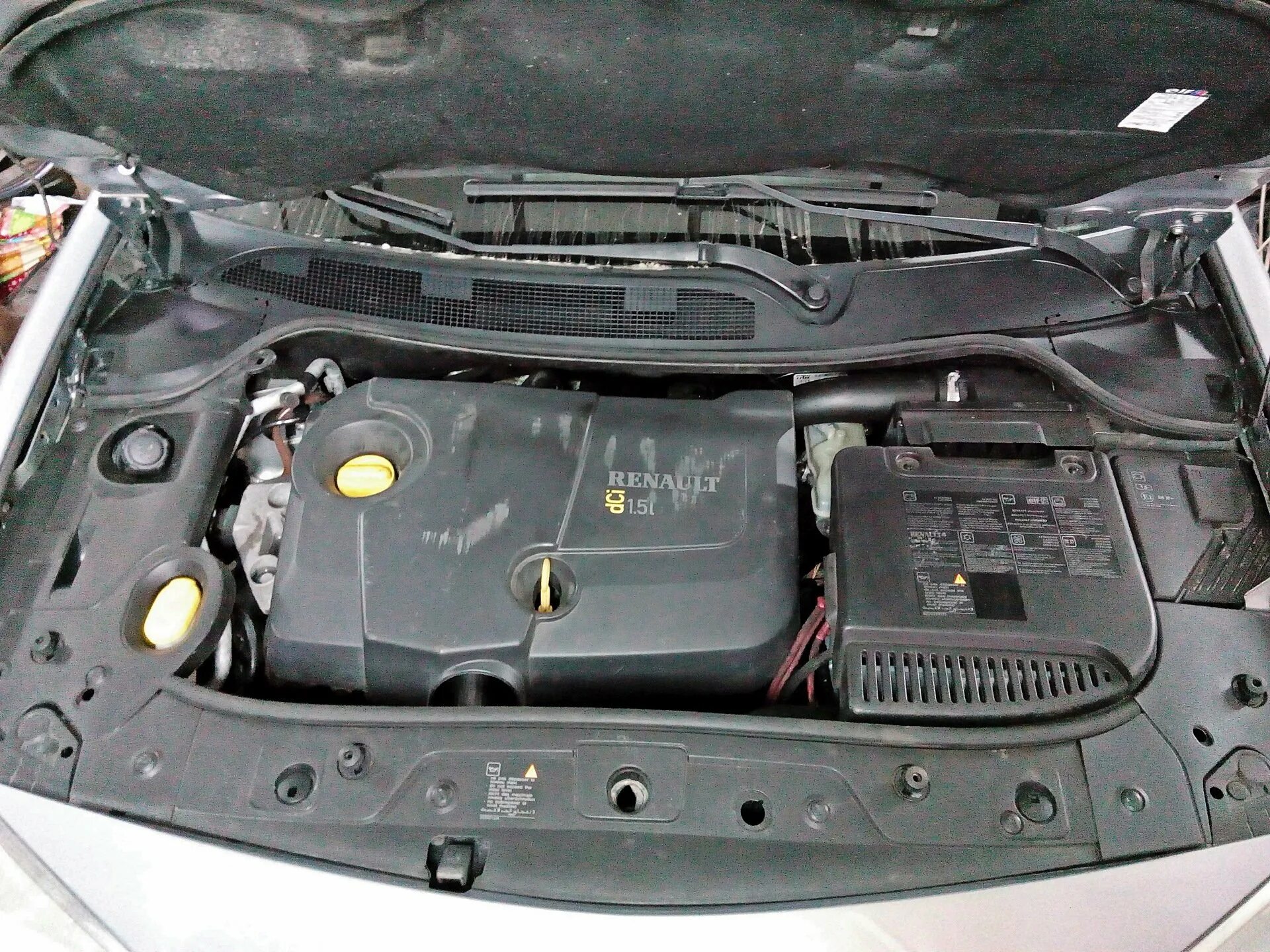 Рено Меган 2 подкапотное. Подкапотный пластик Рено Меган 2. Под капотом Renault Laguna 3. Renault Megane 2008 под капотом.