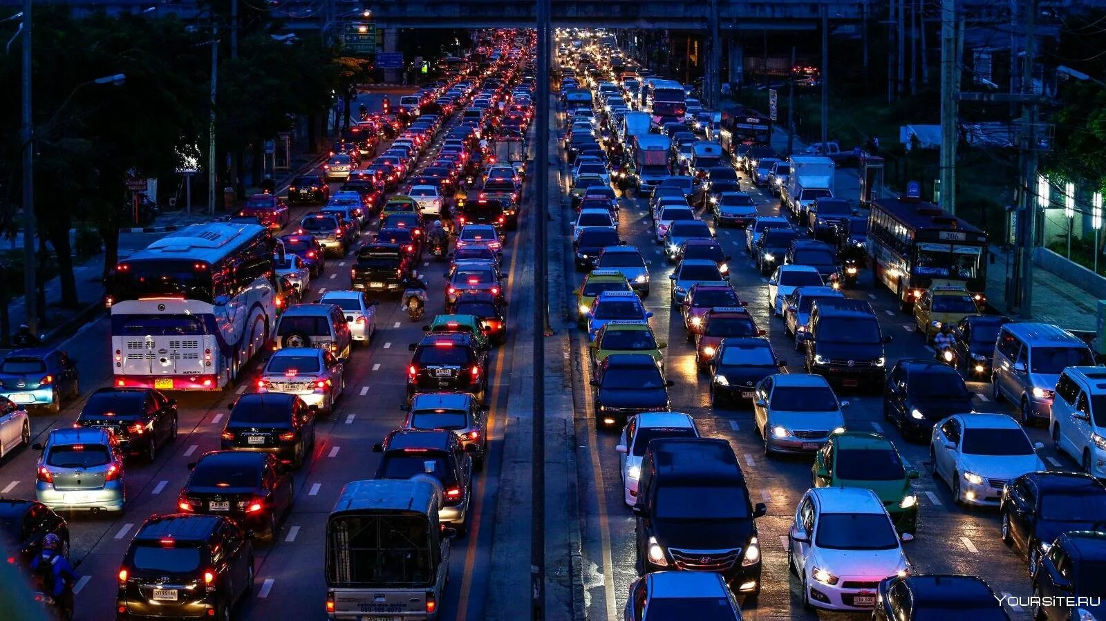 поток машин. очень много машин. много машин на дороге. много машин. автомобильныитранспорт.