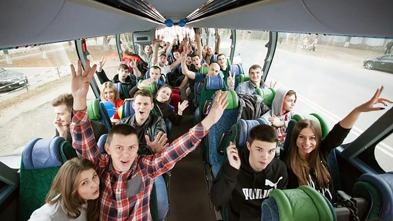 Автобус турист. Подростки на экскурсии. Молодежь на экскурсии. Школьные поездки. Образовательное путешествие группа