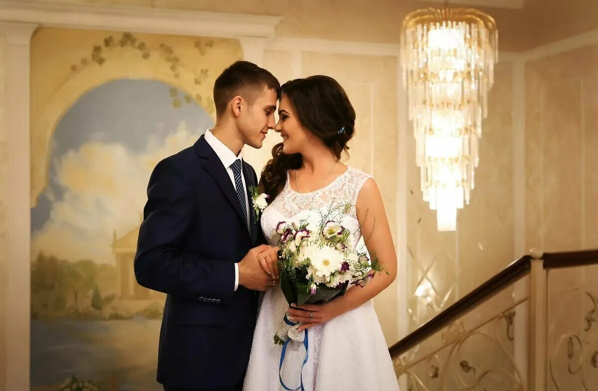 невеста в возрасте. жених и невеста в загсе. свадебные фотографии. летняя свадебная фотосессия на природе. жених и невеста.