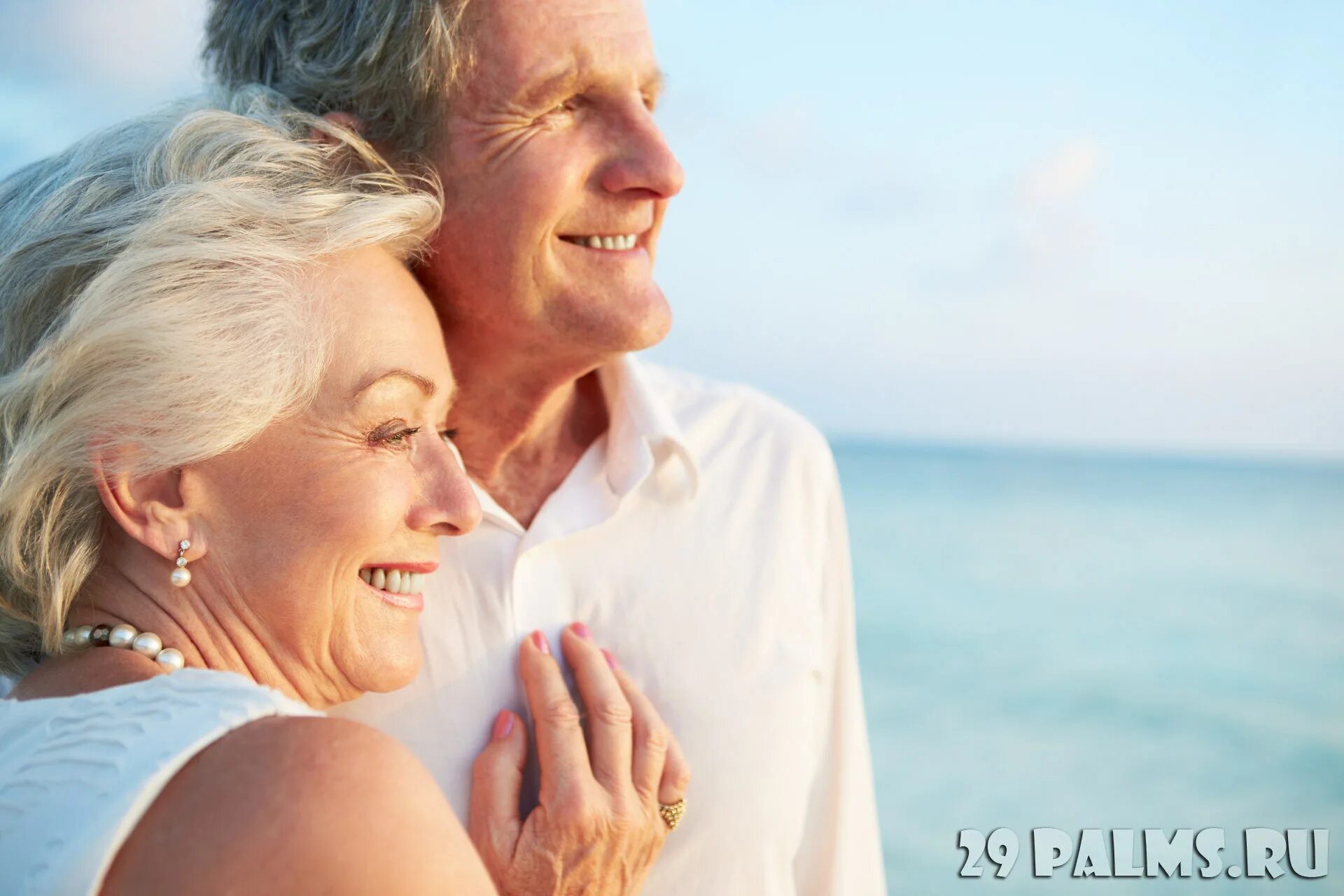 Группа людей разного возраста. Счастливые пожилые люди. Пенсионеры мужчина и женщина. Которые представляют людей в возрасте. Здоровые мужчина и женщина.