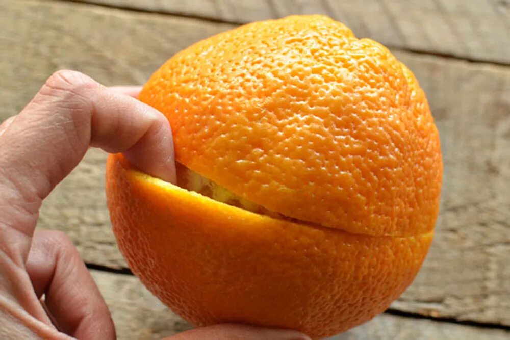 Апельсиновая кожура. Апельсиновая корка. Кожура апельсина. Шкурка апельсина. Апельсин и апельсиновые корки.