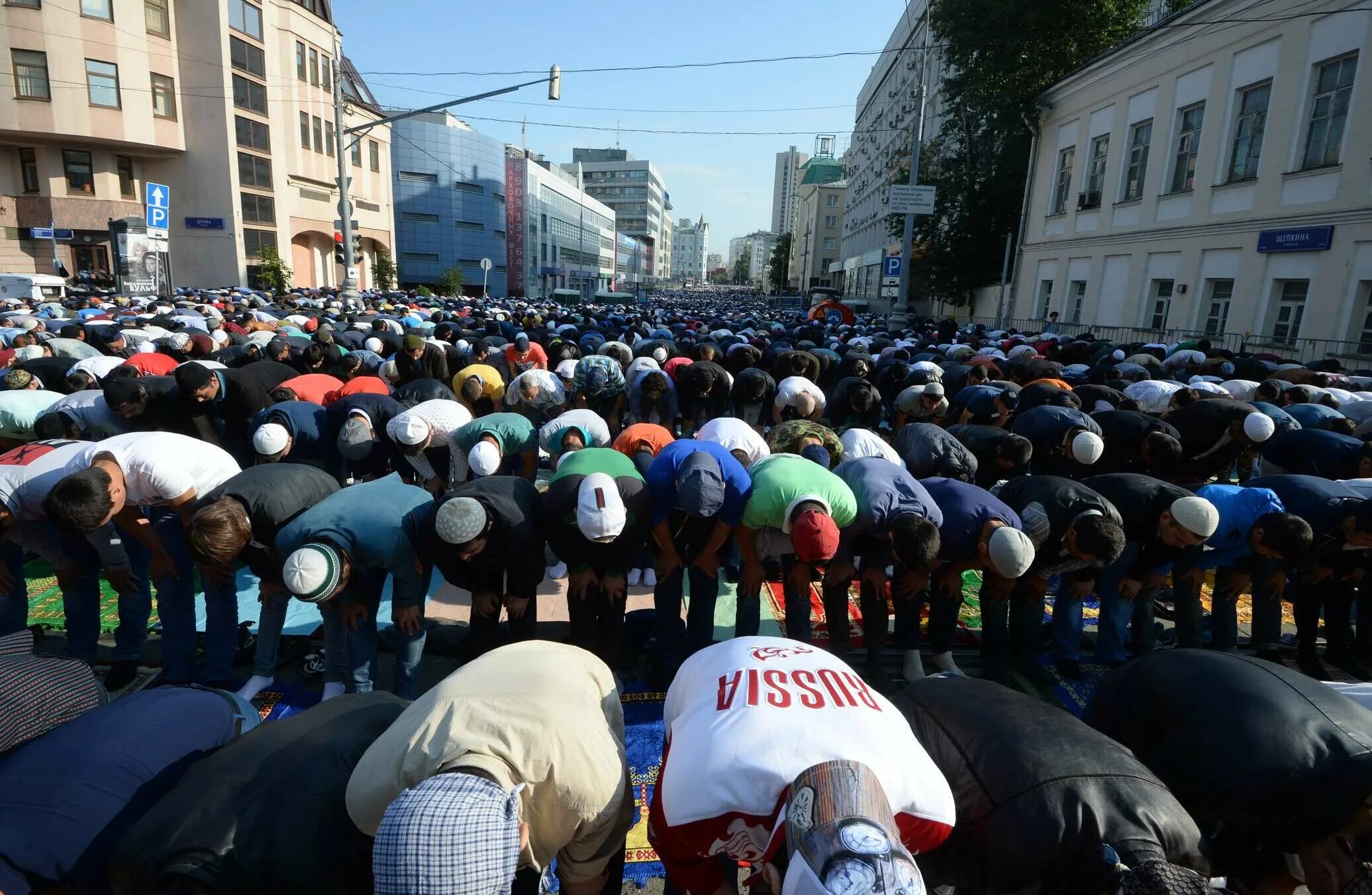 Ураза намаз в москве 2024. Массовый намаз в Москве. Мусульмане молятся в Москве. Мусульмане в Москве молятся на улице.