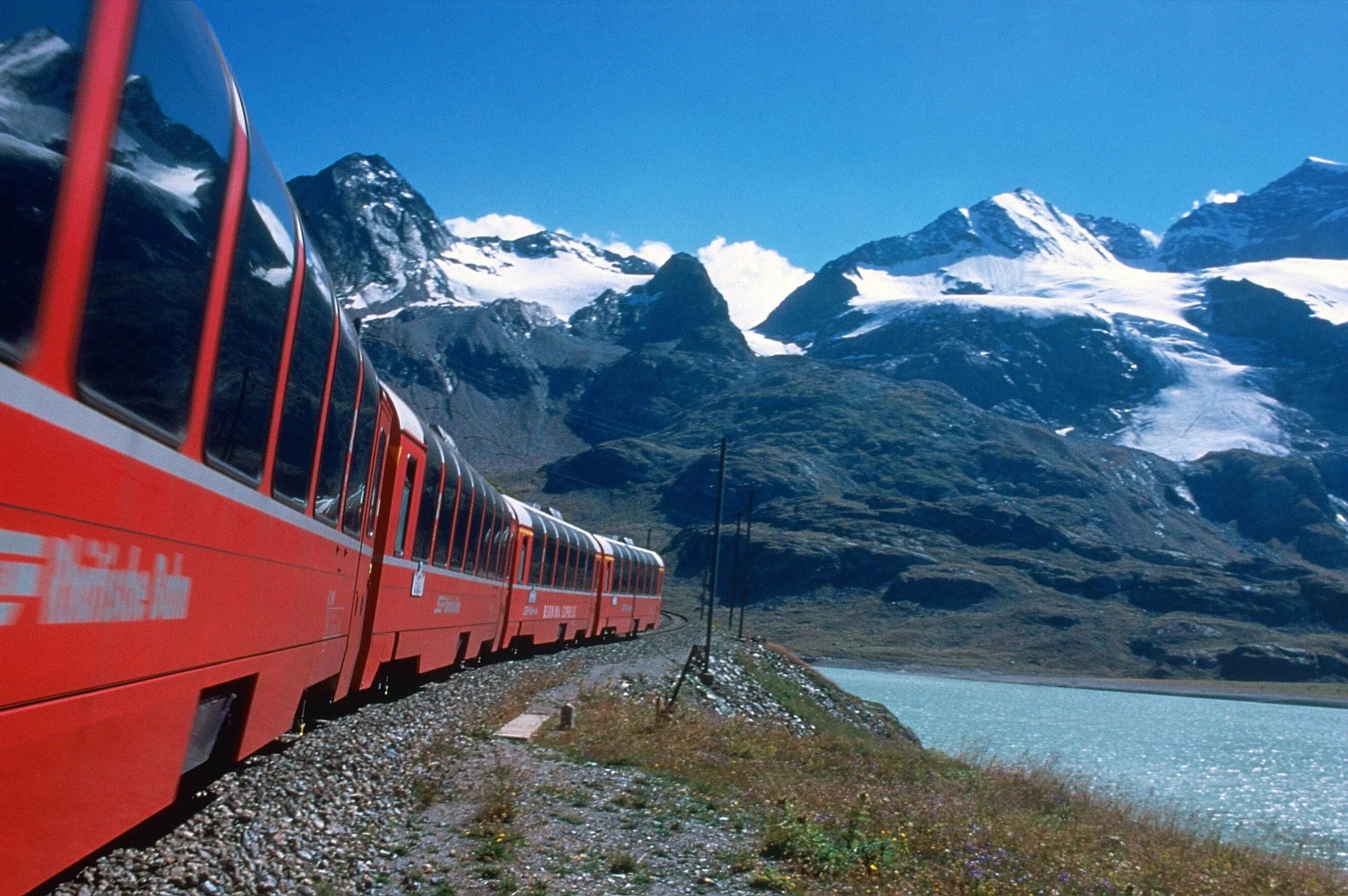 Панорамный поезд Bernina Express. Bernina Express Швейцария. Бернина экспресс Швейцария зимой. Панорамный поезд в Швейцарии Бернина.