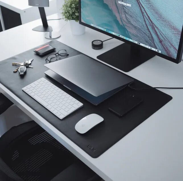 Хороший офисный компьютер. IMAC рабочее место. Компьютер на столе в офисе. Стол для макбука. Компьютерный стол для макбука.