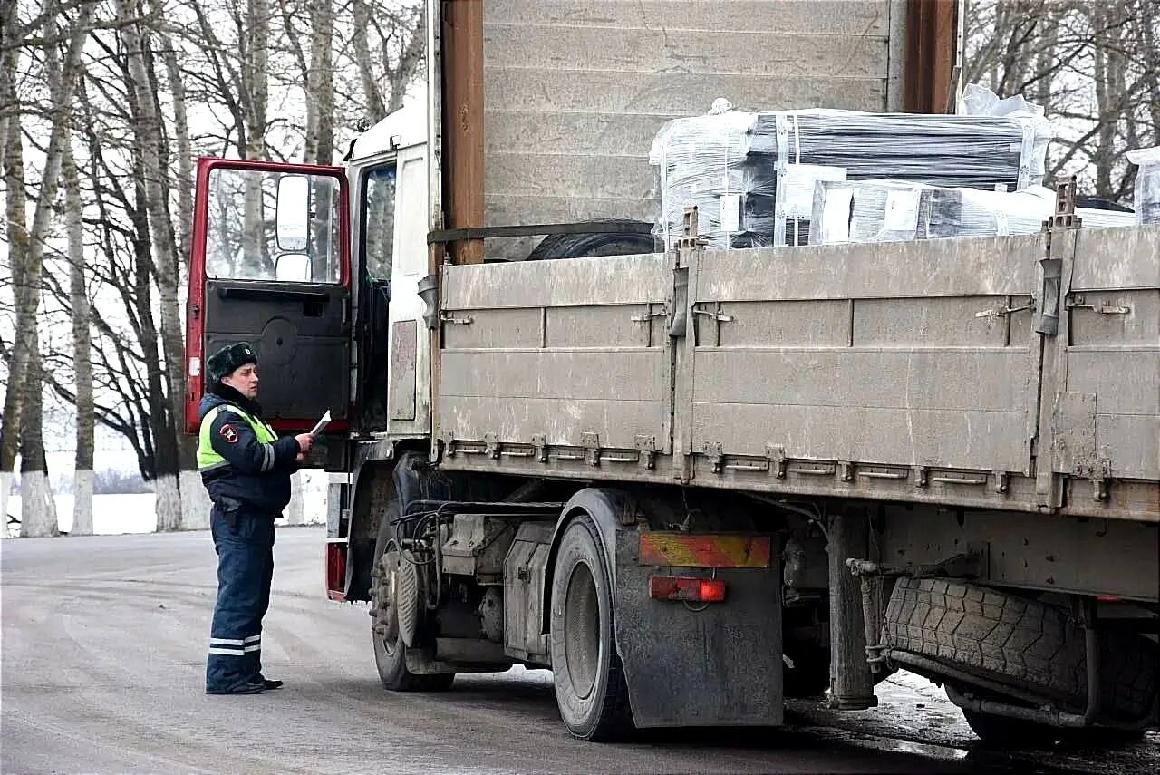 С какого числа закрывают дороги для большегрузов. Ограничение движения большегрузов. Ограничения для большегрузов. Ограничение движения большегрузных автомобилей. Весенние ограничения для движения большегрузов по дорогам.