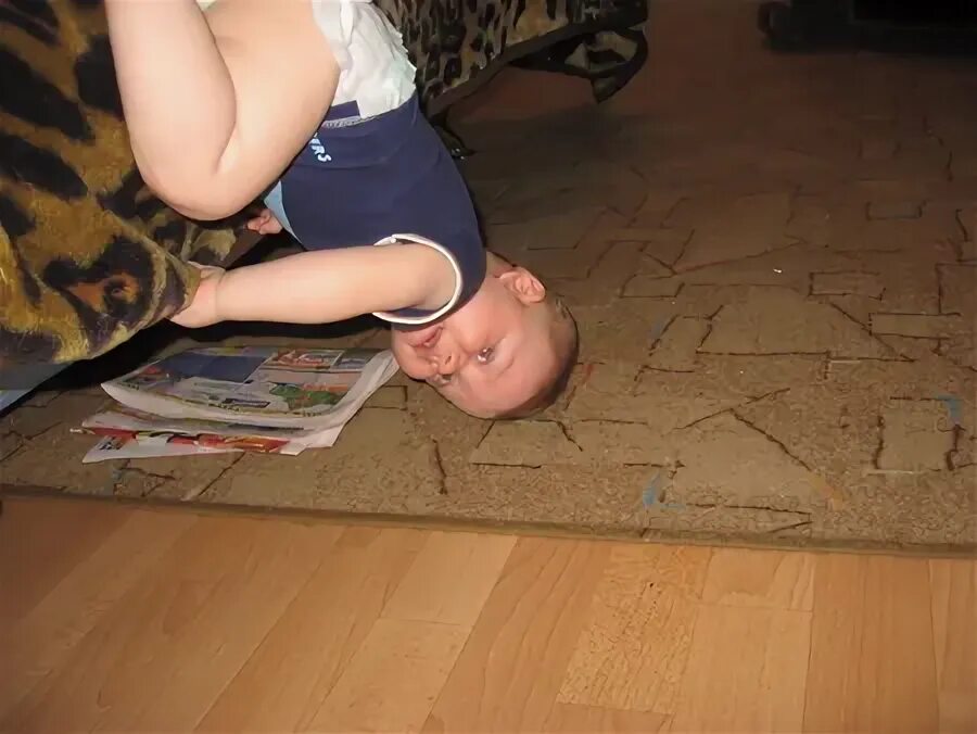 Ползать по пластунски. Ползание по пластунски у ребенка. Ползание по пластунски у ребенка. Ребенок ползает по пластунски. Ребенок ползает по пластунски.
