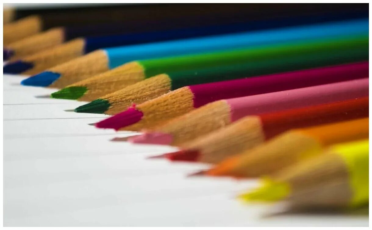 Акварельные карандаши на черной бумаге. Бумага и цветные карандаши. Карандаши и краски. Бумага и цветные карандаши на столе. Фон карандашом.