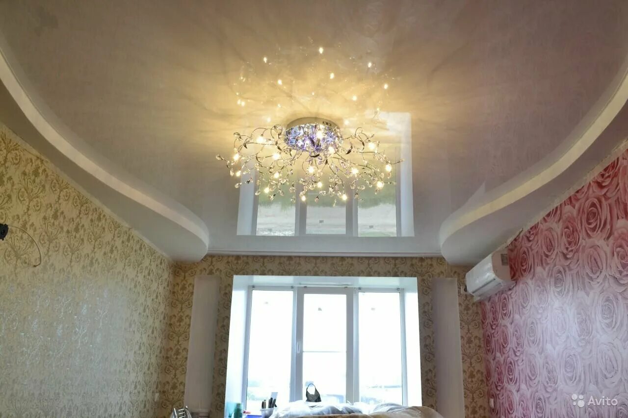 натяжные потолки. двухцветный потолок. готовые натяжные потолки. натяжные потолки в барнауле. голубой потолок на кухне.