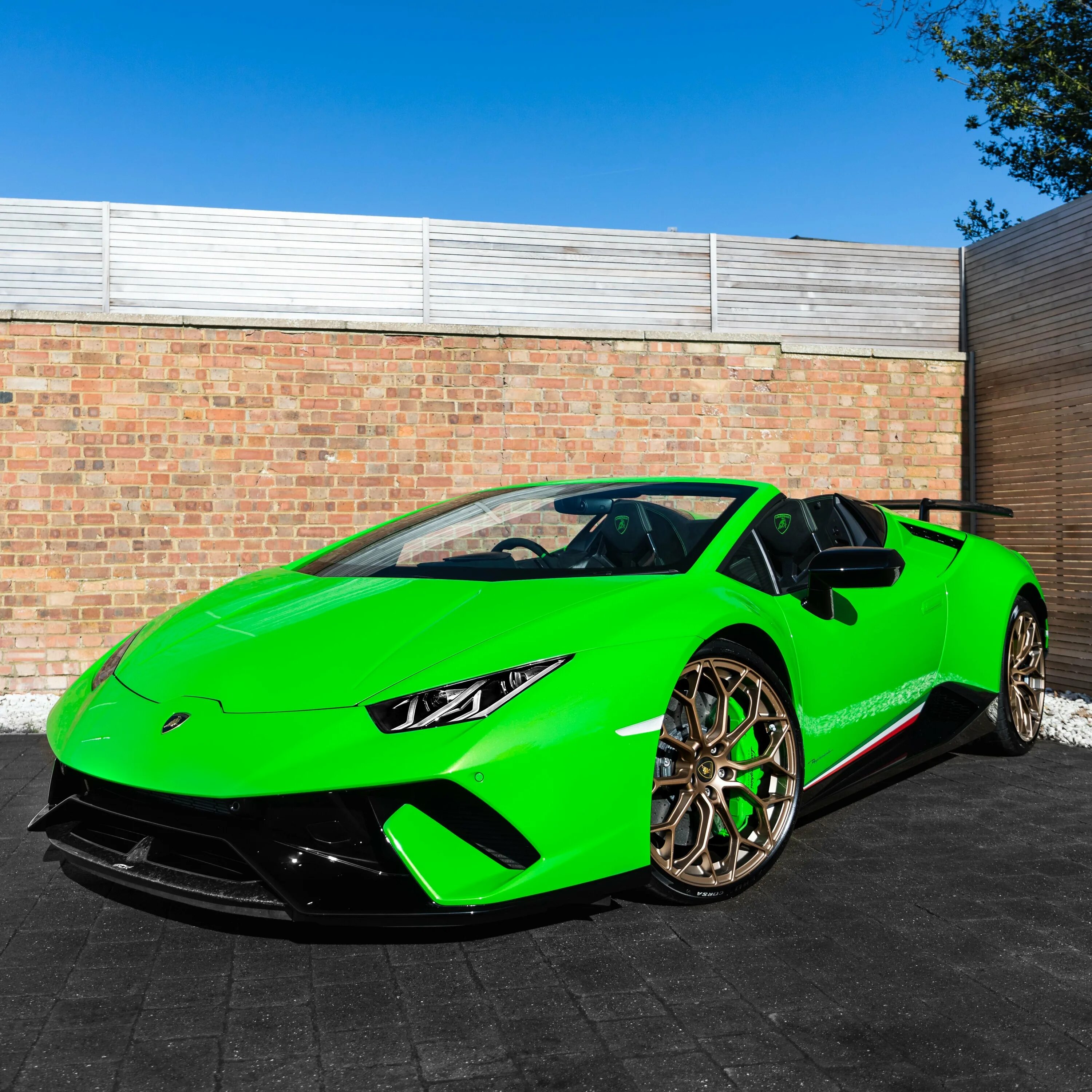 Green сколько стоит. Lamborghini Huracan зеленый. Lamborghini Huracan салатовая. Ламборгини авентадор зеленая. Lamborghini Huracan Spyder.