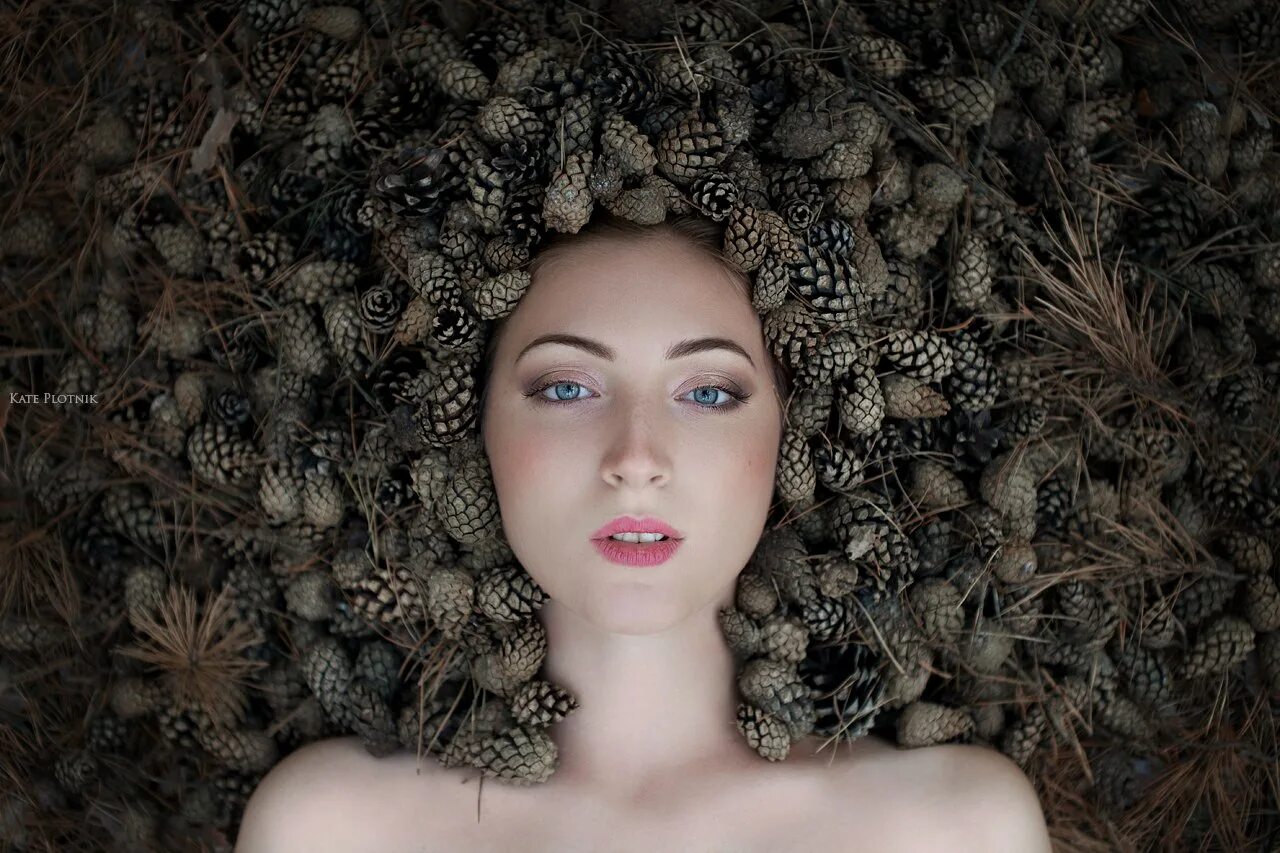 Идеи для творческой фотосессии. Красивый кадр. Британский фотограф кирсти митчелл. Необычная красота девушки. Необычные фотосессии девушек в студии.