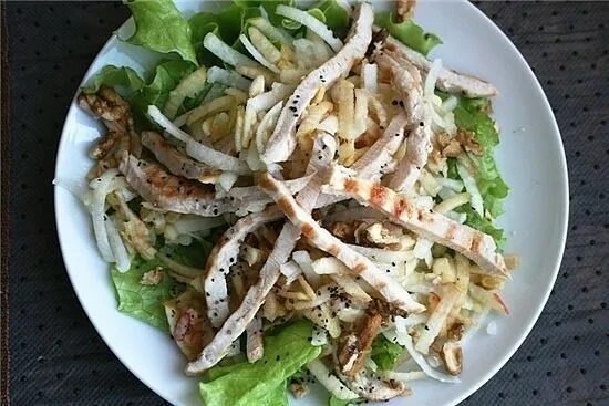 Салат с апельсинами, куриным филе и сыром фета. Салат с апельсином и куриной грудкой. Салат с апельсином и куриной грудкой. Куриный салат с баранками от бельковича. Салат ацецили.