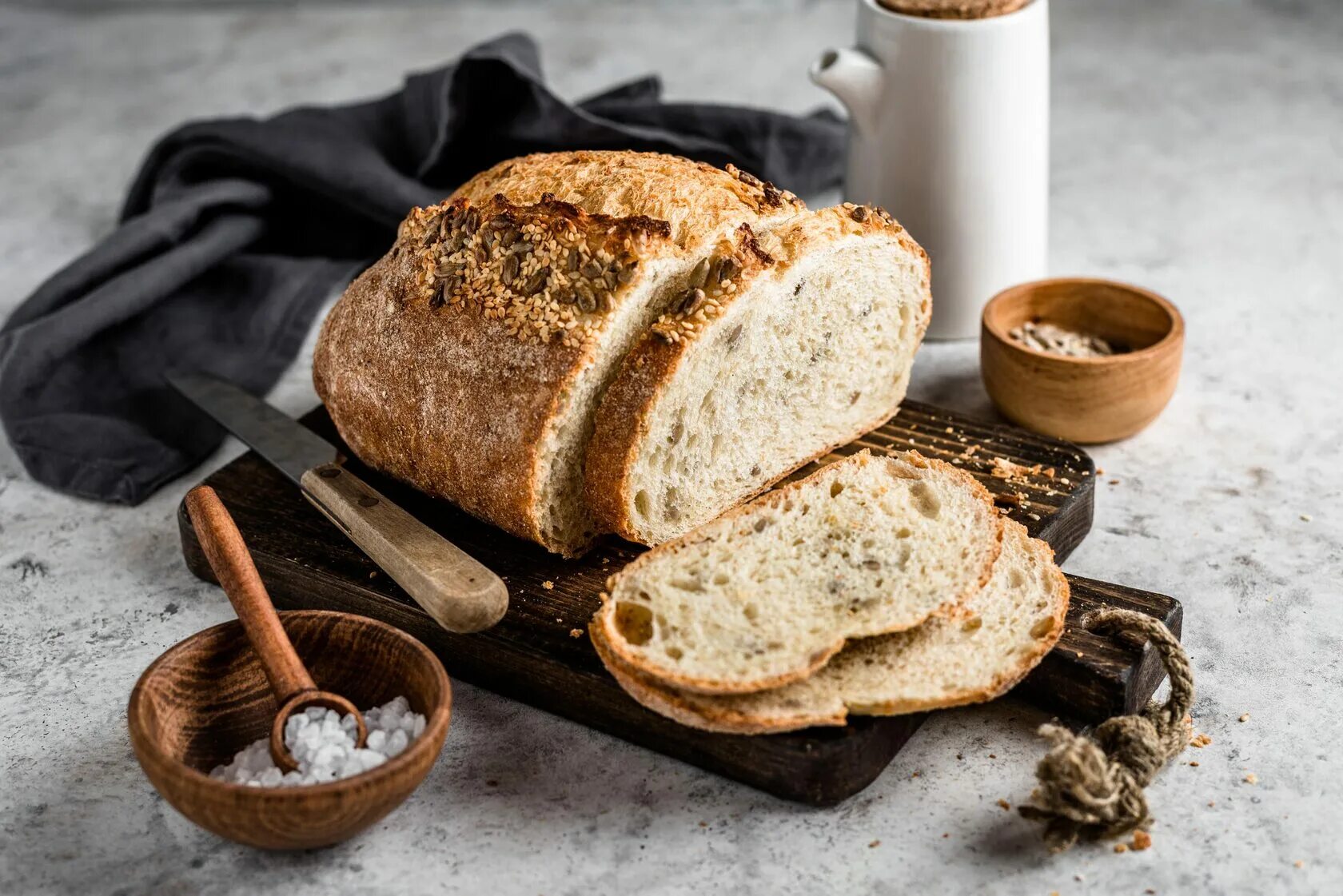 Приготовить ржаной хлеб в домашних условиях. Ржаной хлеб. Домашний хлеб. Красивый хлеб. Свежеиспеченный хлеб.