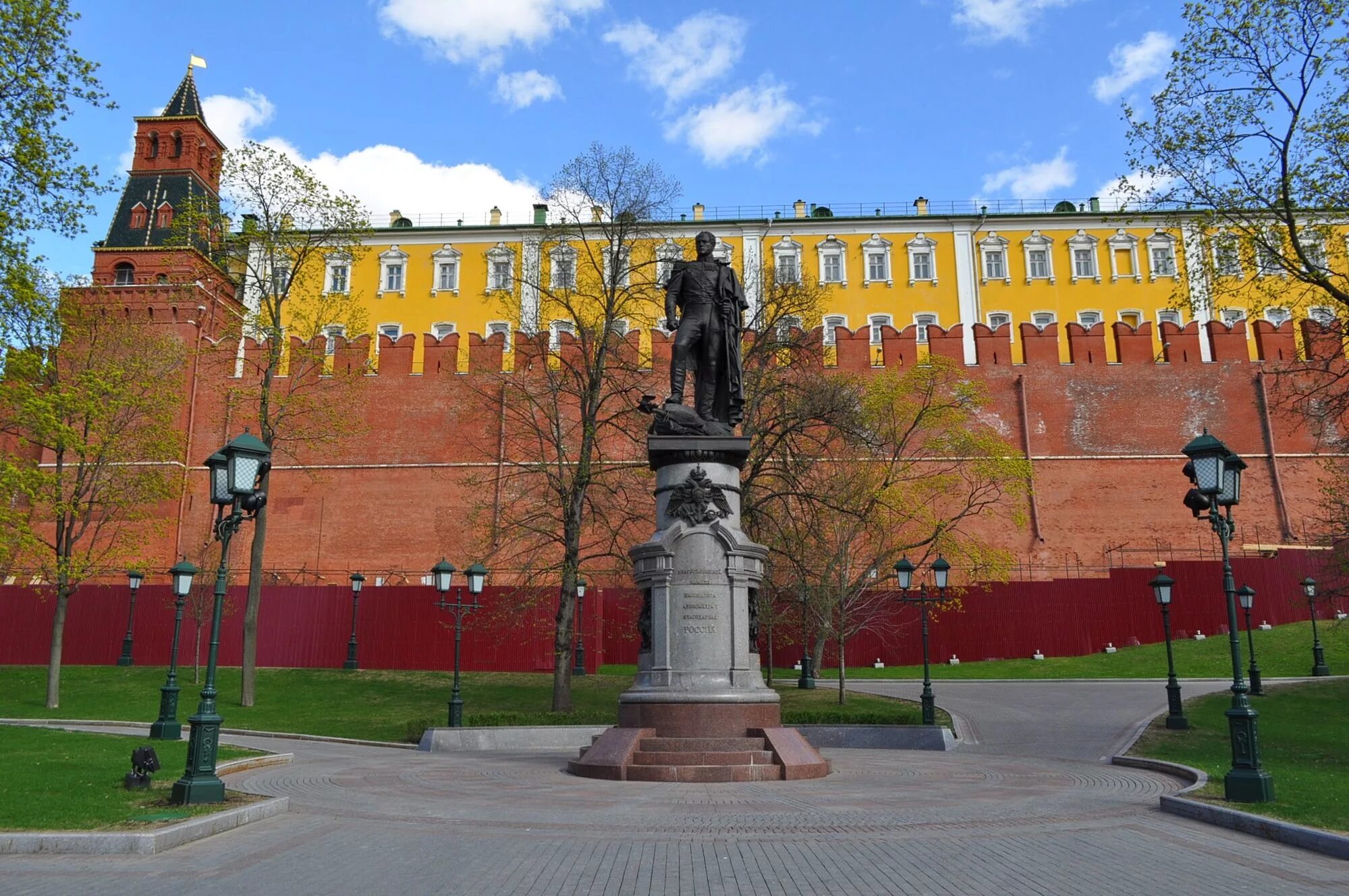 Памятник александру первому. Александровский сад Москва памятник Александру 1. Памятник императору Александру 1 в Москве. Памятник Александру 1 в Александровском саду. Москва Александровский сад памятник императору Александру i.