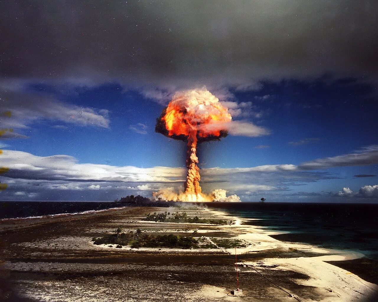Спасти мир оружие. Ядерный взрыв Семипалатинский полигон. Атолл Муруроа ядерные испытания. Семипалатинск ядерный полигон.